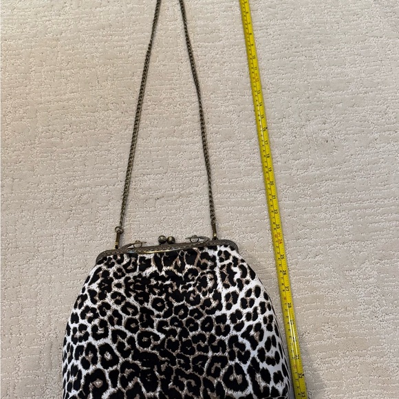 Elegant Leopard Print Crossbody Bag with Chain Strap - Picture 4 of 6